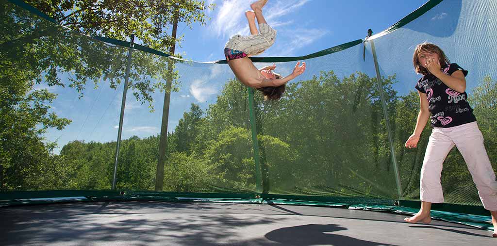 enfants trampoline camping